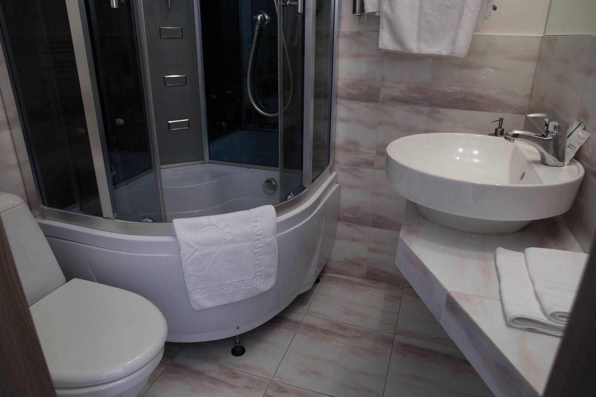 Hotel Elegant Kiev Esterno foto